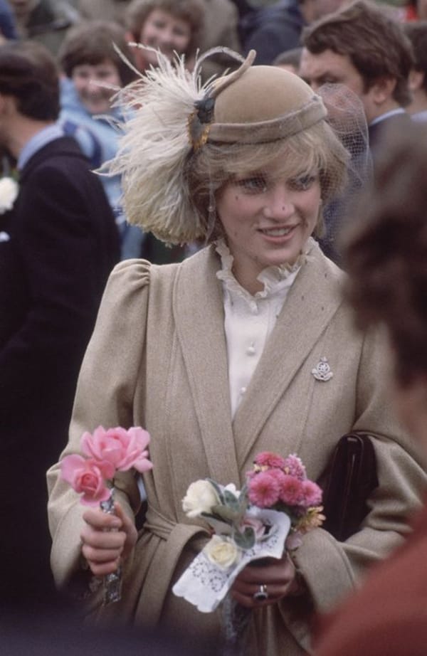 НЕЙНО ВЕЛИЧЕСТВО ШАПКАТА – КРАЛИЦА НА МОДНИЯ ГАРДЕРОБ